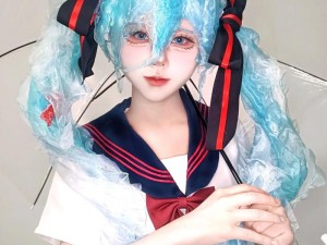 优质动漫女头手伸出来了，真人 cos 风格，少女心满满